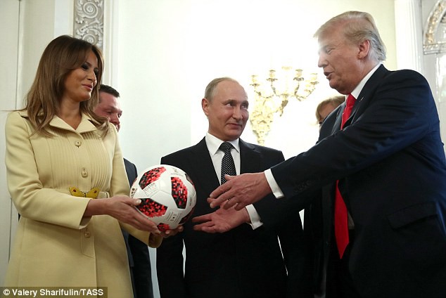 Tổng thống Putin tặng quả bóng World Cup 2018 cho ông Trump - Ảnh 7.