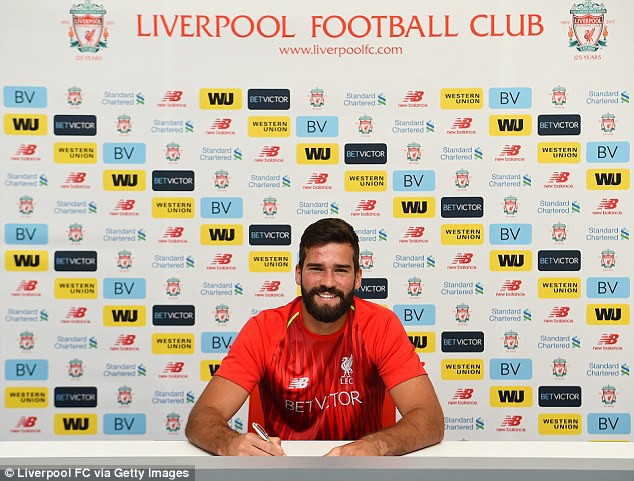 Thủ môn Alisson chính thức ra mắt Liverpool - Ảnh 1.