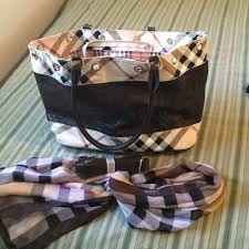 Burberry tự đốt hết quần áo và mỹ phẩm tồn kho của mình  - Ảnh 2.