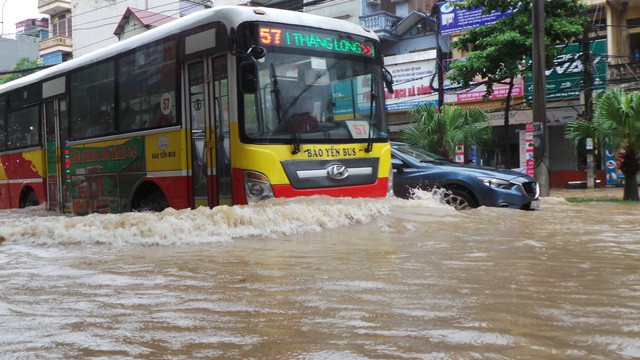 Nhiều tuyến phố Hà Nội ngập nặng sau mưa lớn - Ảnh 3.