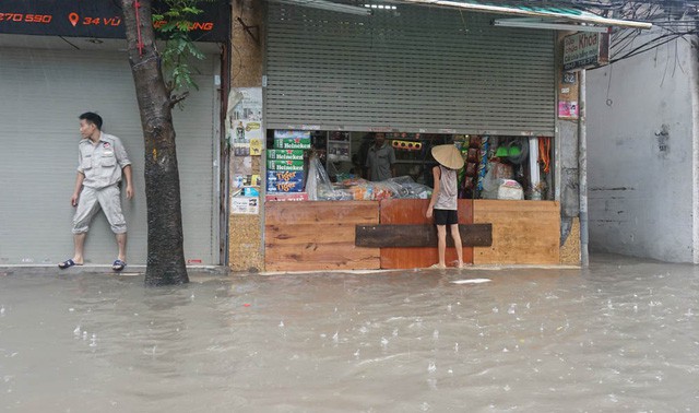 Nhiều tuyến phố Hà Nội ngập nặng sau mưa lớn - Ảnh 4.