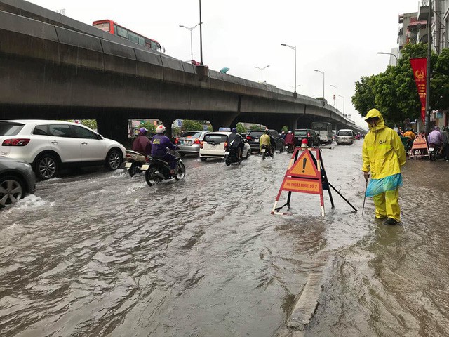 Nhiều tuyến phố Hà Nội ngập nặng sau mưa lớn - Ảnh 10.