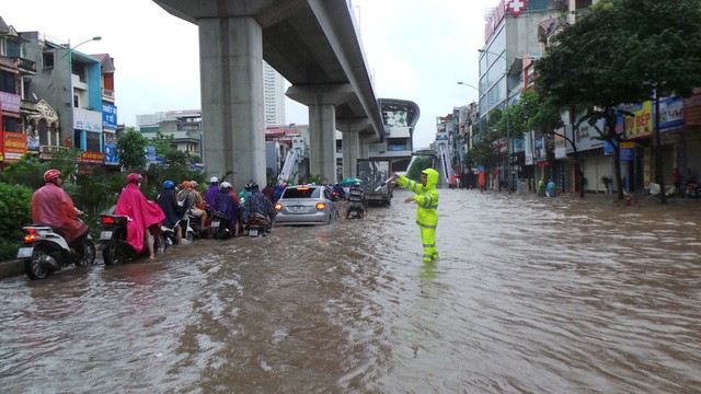 Nhiều tuyến phố Hà Nội ngập nặng sau mưa lớn - Ảnh 14.