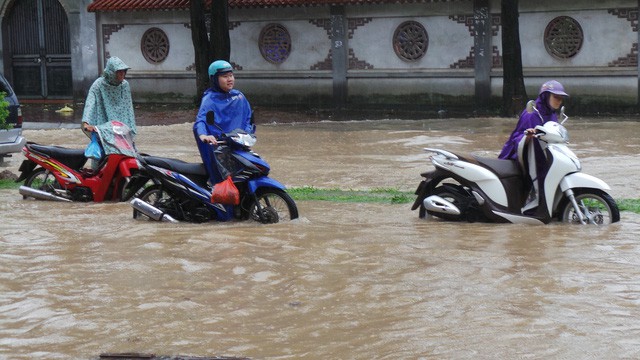 Nhiều tuyến phố Hà Nội ngập nặng sau mưa lớn - Ảnh 7.