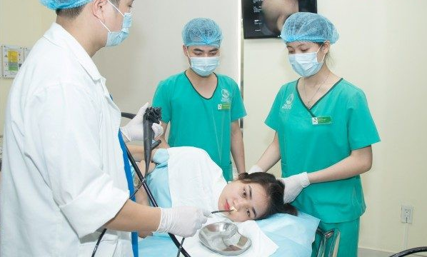 Đau ngực c&oacute; thể l&agrave; dấu hiệu ung thư thực quản - Ảnh 3.