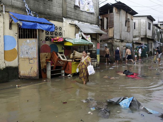 Người dân Philippines vật lộn sau đợt bão lũ kéo dài - Ảnh 8.