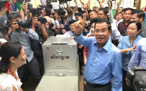 Thủ tướng Hun Sen đi bỏ phiếu bầu cử Quốc hội Campuchia - Ảnh 1.