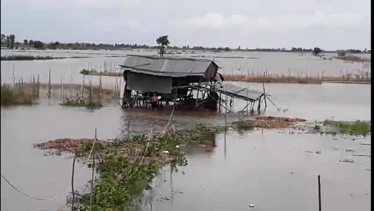 Lũ ở ĐBSCL tăng mạnh do vỡ đập thủy điện ở Lào và triều cường - Ảnh 2.