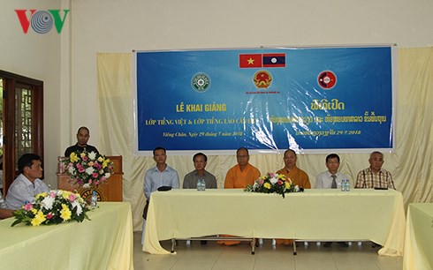 Khai giảng lớp học tiếng Việt và tiếng Lào cho bà con tại Vientiane - Ảnh 3.