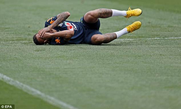 FIFA World Cup™ 2018: Neymar tập... ăn vạ để mua vui cho đồng đội - Ảnh 6.