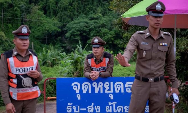 [LIVE] Chiến dịch giải cứu đội bóng Thái Lan chính thức bắt đầu: 18 thợ lặn siêu sao đang tiến vào hang Tham Luang - Ảnh 2.