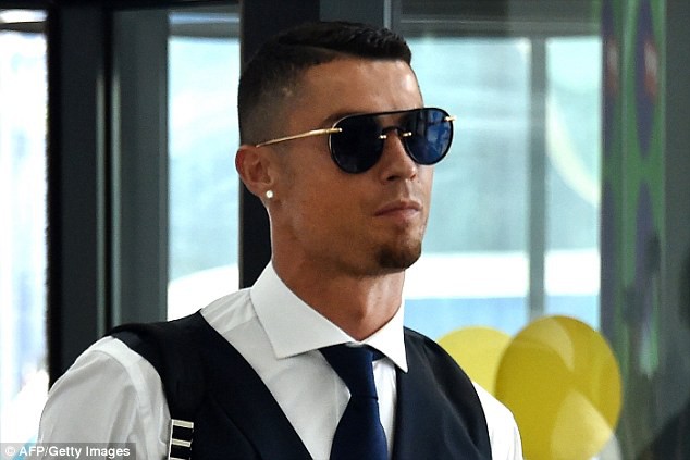 Sau FIFA World Cup™ 2018, Ronaldo tranh thủ hưởng nắng Hè cùng bạn gái trước khi sang Juventus - Ảnh 4.