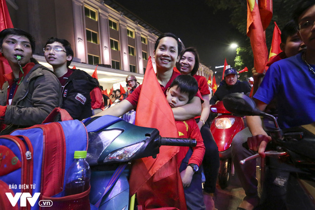 Từ xoong, chảo tới cờ hoa: Muôn màu cổ vũ trong đêm lịch sử của bóng đá Việt Nam - Ảnh 6.