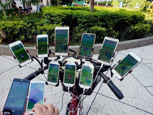 70 tuổi, dùng 11 smartphone hàng ngày đi xe đạp bắt Pokemon - Ảnh 1.