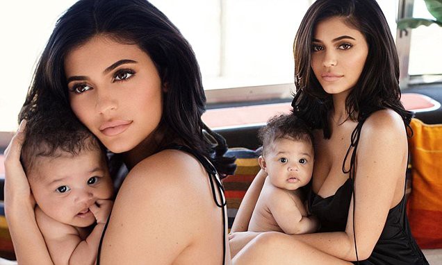 Nhân dịp sinh nhật lần thứ 21, Kylie Jenner khoe ảnh bên con gái đầu lòng - Ảnh 1.