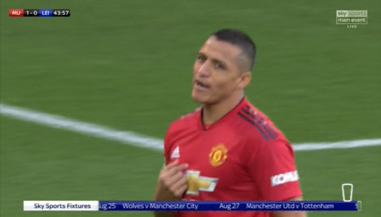 Sanchez và Pogba tranh nhau đá phạt đền trong chiến thắng của Man Utd - Ảnh 1.