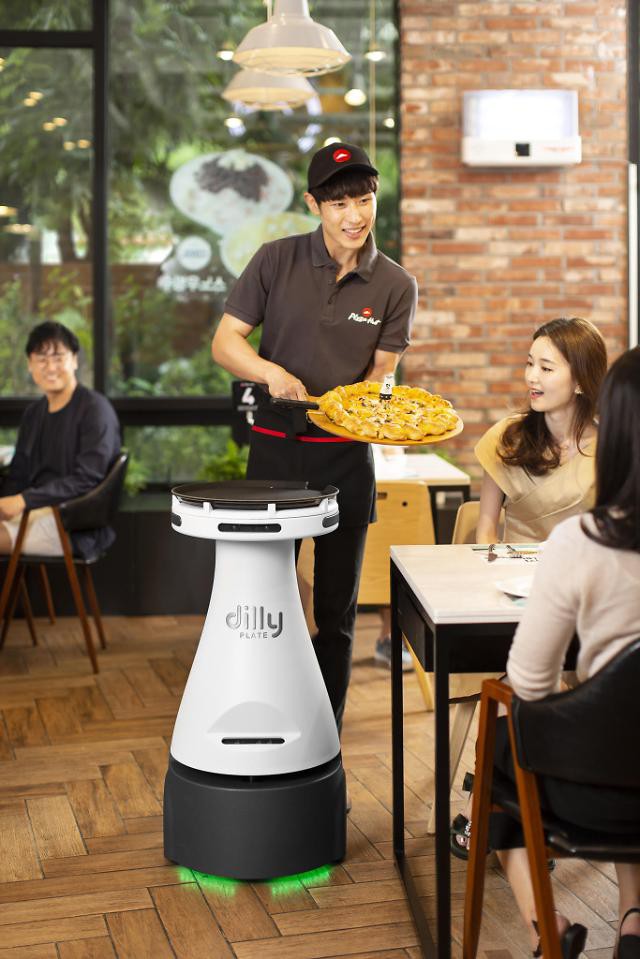 Robot phục vụ tại nhà hàng Pizza Hut - Ảnh 1.