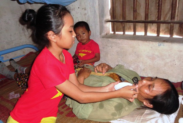 Mẹ ung thư giai đoạn cuối, hai đứa trẻ sống lay lắt từng ngày - Ảnh 3. Mẹ ung thư giai đoạn cuối, hai đứa trẻ sống lay lắt từng ngày - Ảnh 3.
