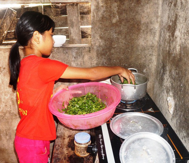 Mẹ ung thư giai đoạn cuối, hai đứa trẻ sống lay lắt từng ngày - Ảnh 4. Mẹ ung thư giai đoạn cuối, hai đứa trẻ sống lay lắt từng ngày - Ảnh 4.