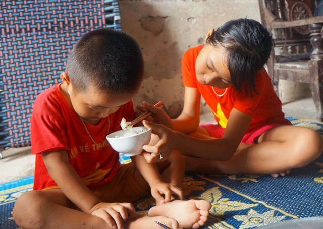 Mẹ ung thư giai đoạn cuối, hai đứa trẻ sống lay lắt từng ngày - Ảnh 6. Mẹ ung thư giai đoạn cuối, hai đứa trẻ sống lay lắt từng ngày - Ảnh 6.