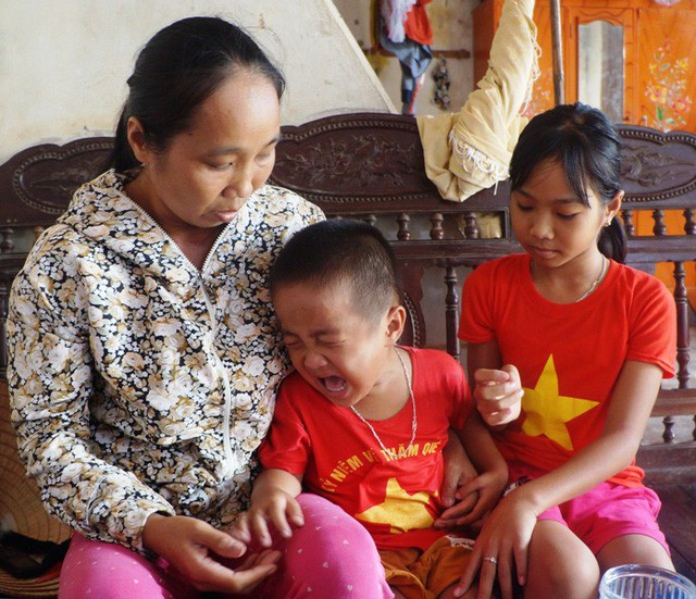 Mẹ ung thư giai đoạn cuối, hai đứa trẻ sống lay lắt từng ngày - Ảnh 1. Mẹ ung thư giai đoạn cuối, hai đứa trẻ sống lay lắt từng ngày - Ảnh 1.