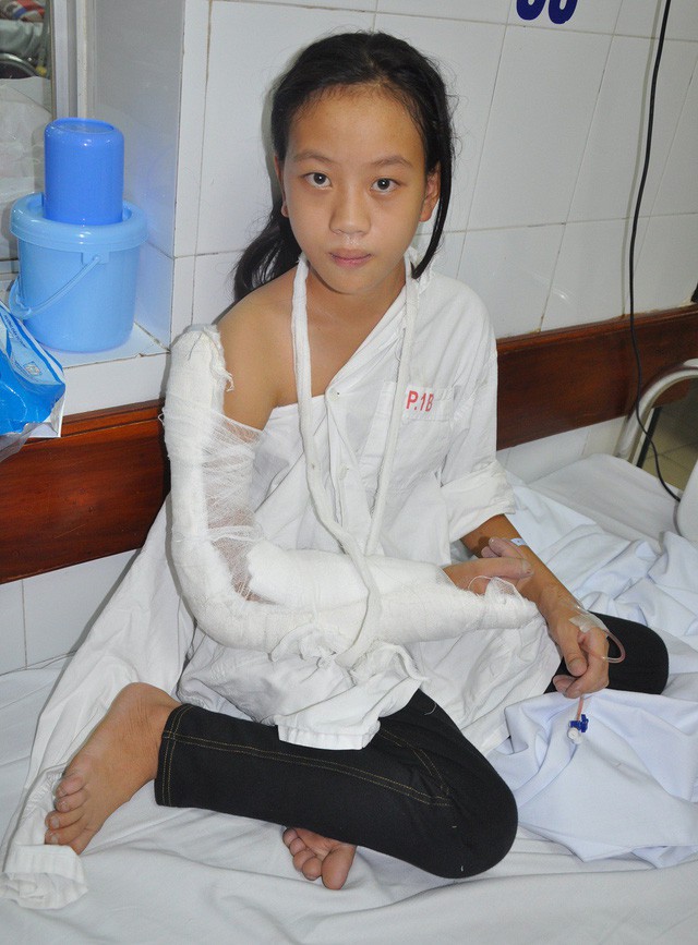 Ánh mắt cầu cứu của bé 14 tuổi bị rò mủ xương và tim bẩm sinh - Ảnh 1. Ánh mắt cầu cứu của bé 14 tuổi bị rò mủ xương và tim bẩm sinh - Ảnh 1.