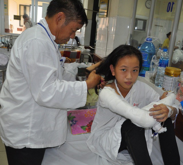 Ánh mắt cầu cứu của bé 14 tuổi bị rò mủ xương và tim bẩm sinh - Ảnh 2. Ánh mắt cầu cứu của bé 14 tuổi bị rò mủ xương và tim bẩm sinh - Ảnh 2.