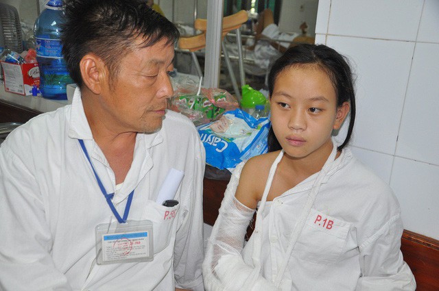 Ánh mắt cầu cứu của bé 14 tuổi bị rò mủ xương và tim bẩm sinh - Ảnh 3. Ánh mắt cầu cứu của bé 14 tuổi bị rò mủ xương và tim bẩm sinh - Ảnh 3.