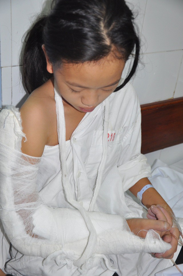 Ánh mắt cầu cứu của bé 14 tuổi bị rò mủ xương và tim bẩm sinh - Ảnh 5. Ánh mắt cầu cứu của bé 14 tuổi bị rò mủ xương và tim bẩm sinh - Ảnh 5.