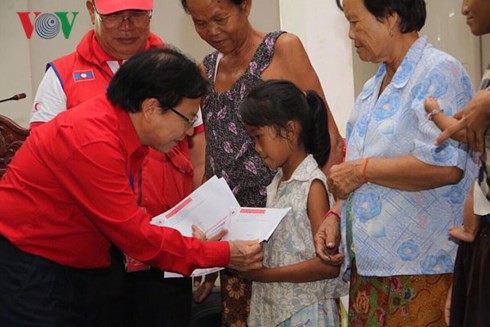Hội chữ thập đỏ Hà Nội hỗ trợ người dân vùng lũ, người nghèo ở Lào - Ảnh 1.