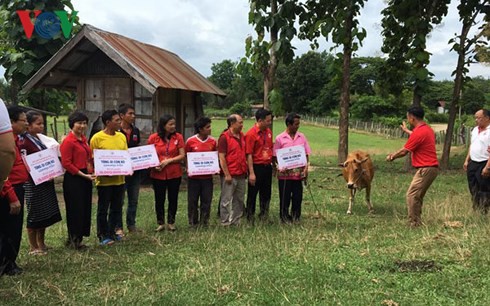 Hội chữ thập đỏ Hà Nội hỗ trợ người dân vùng lũ, người nghèo ở Lào - Ảnh 2.