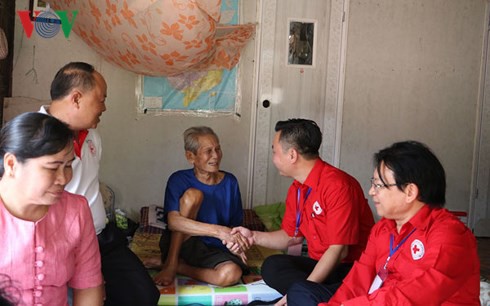 Hội chữ thập đỏ Hà Nội hỗ trợ người dân vùng lũ, người nghèo ở Lào - Ảnh 3.