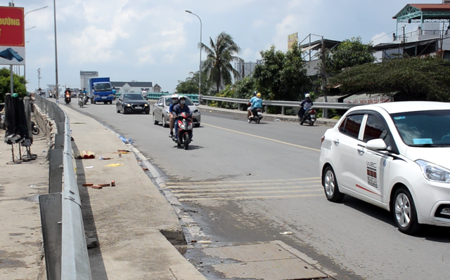 Ông ngoại đón cháu đi học, cả hai cháu bị xe bồn cán tử vong - Ảnh 1.