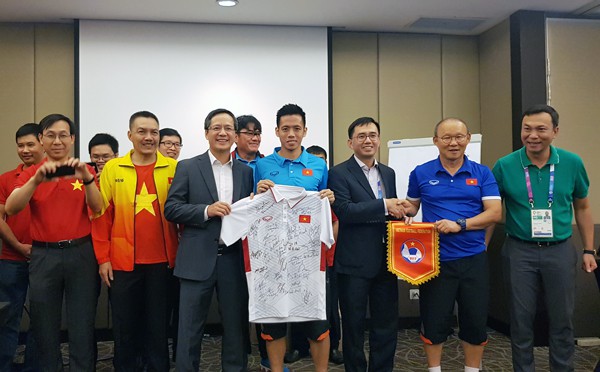 ASIAD 2018: Olympic Việt Nam nhận sự động viên bất ngờ trước trận bán kết gặp Olympic Hàn Quốc - Ảnh 1. ASIAD 2018: Olympic Việt Nam nhận sự động viên bất ngờ trước trận bán kết gặp Olympic Hàn Quốc - Ảnh 1.