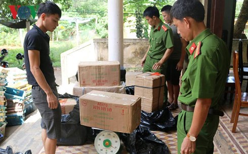 Bắt quả tang vụ vận chuyển hơn nửa tấn pháo hoa - Ảnh 1.