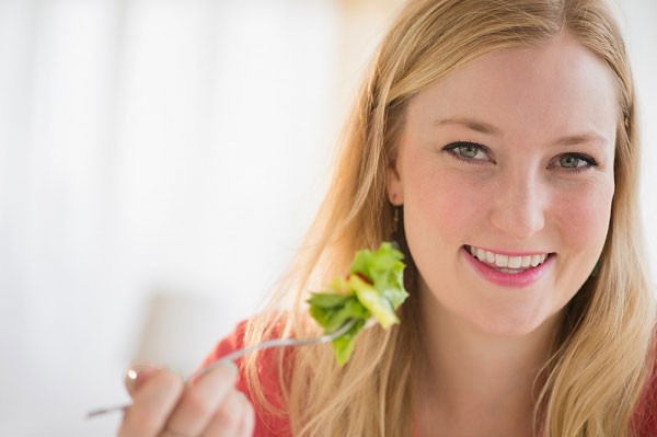 Th&oacute;i quen tốt gi&uacute;p ph&ograve;ng ngừa ung thư v&ograve;m họng - Ảnh 2.