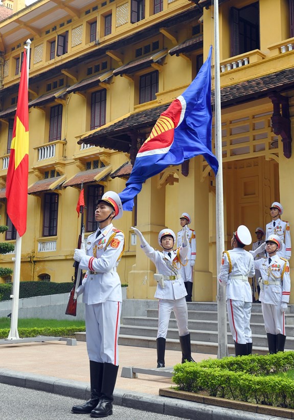 Lễ thượng cờ ASEAN tại Hà Nội - Ảnh 1.