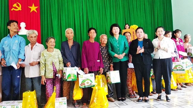 Phó Chủ tịch nước thăm gia đình chính sách ở Vĩnh Long - Ảnh 1.