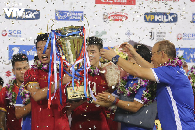 Những hình ảnh không thể nào quên trong ngày đăng quang giải tứ hùng của U23 Việt Nam - Ảnh 22. Những hình ảnh không thể nào quên trong ngày đăng quang giải tứ hùng của U23 Việt Nam - Ảnh 22.