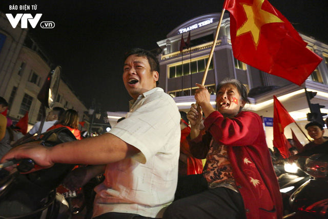 Từ xoong, chảo tới cờ hoa: Muôn màu cổ vũ trong đêm lịch sử của bóng đá Việt Nam - Ảnh 5.
