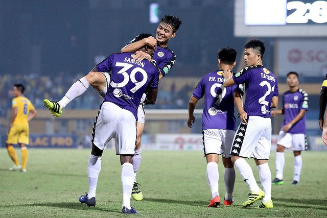 Sau vòng 21 V.League 2018: CLB Hà Nội vô địch sớm kỷ lục, tâm điểm cuộc đua trụ hạng - Ảnh 1.