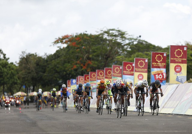 Tổng hợp chặng 10 giải xe đạp quốc tế VTV Cup Tôn Hoa Sen 2018: Oranza thắng ấn tượng, Javier Perez cầm chắc áo đỏ - Ảnh 2.