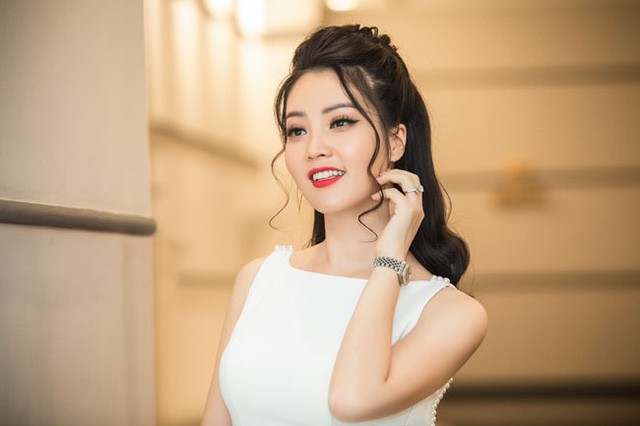 Á hậu Thụy Vân: “Một số cô gái trẻ đang lấy danh hiệu để mua bán” - Ảnh 1. Á hậu Thụy Vân: “Một số cô gái trẻ đang lấy danh hiệu để mua bán” - Ảnh 1.