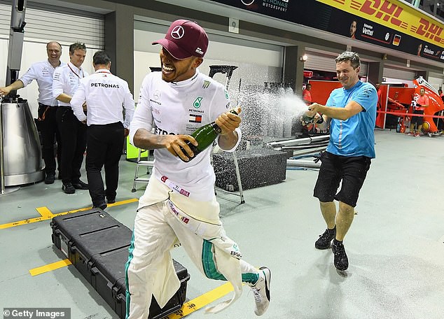 Lewis Hamilton giành chiến thắng thuyết phục tại Singapore GP - Ảnh 8.