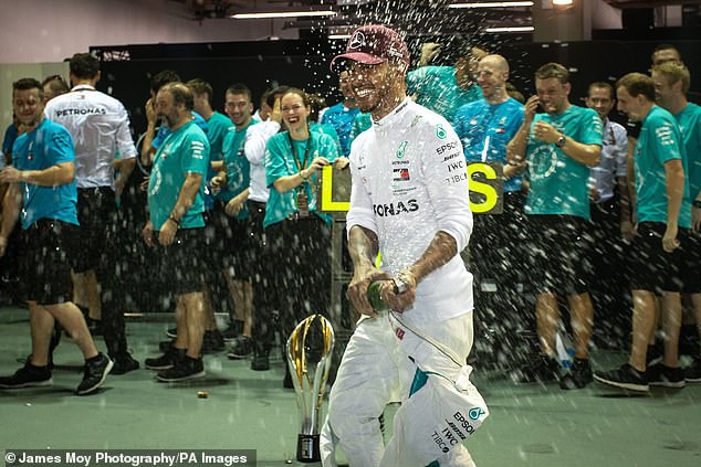 Lewis Hamilton giành chiến thắng thuyết phục tại Singapore GP - Ảnh 9.