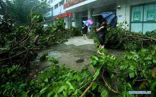 Bão Mangkhut đổ bộ Trung Quốc, 2 người thiệt mạng - Ảnh 2.