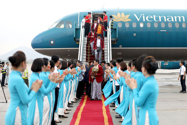 Rực sắc đỏ từ Nội Bài về Mỹ Đình chào đón Olympic Việt Nam trở về từ ASIAD 2018 - Ảnh 4.