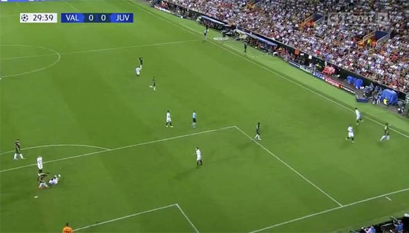 Ronaldo có xứng đáng nhận thẻ đỏ đầu tiên ở Champions League? - Ảnh 1.