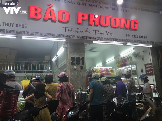 Hàng dài người xếp hàng đợi mua bánh Trung thu - Ảnh 4.