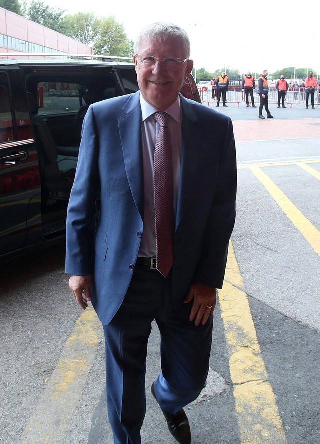 Sir Alex tươi cười khỏe mạnh tới Old Trafford cổ vũ Man Utd - Ảnh 1.